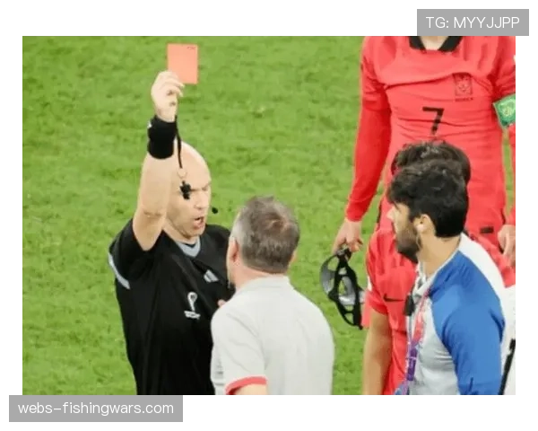 特写：雷恩主帅因抗议判罚被出示红牌，愤然离场